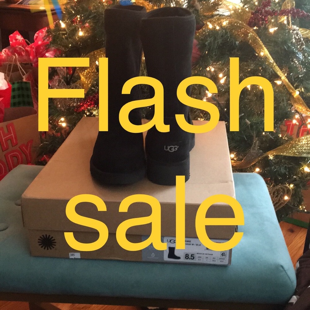 NWT AMIE UGGS ,short, black